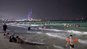 În Dubai se iese la plajă noaptea / Lumini ca pe stadion, salvamari 24 de ore din 24 și garduri împotriva rechinilor / "Ieșim foarte puțin în timpul zilei, dar compensăm noaptea" / După miezul nopții, termometrul scade la 30 de grade