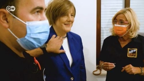 VIDEO Angela Merkel și cel mai înfocat admirator al ei: A comandat în China o replică de ceară a cancelarului german