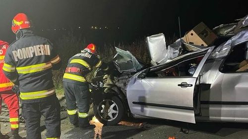 Un tractor și o mașină s-au ciocnit într-o localitate din Alba/ Una din victime a ajuns la spital