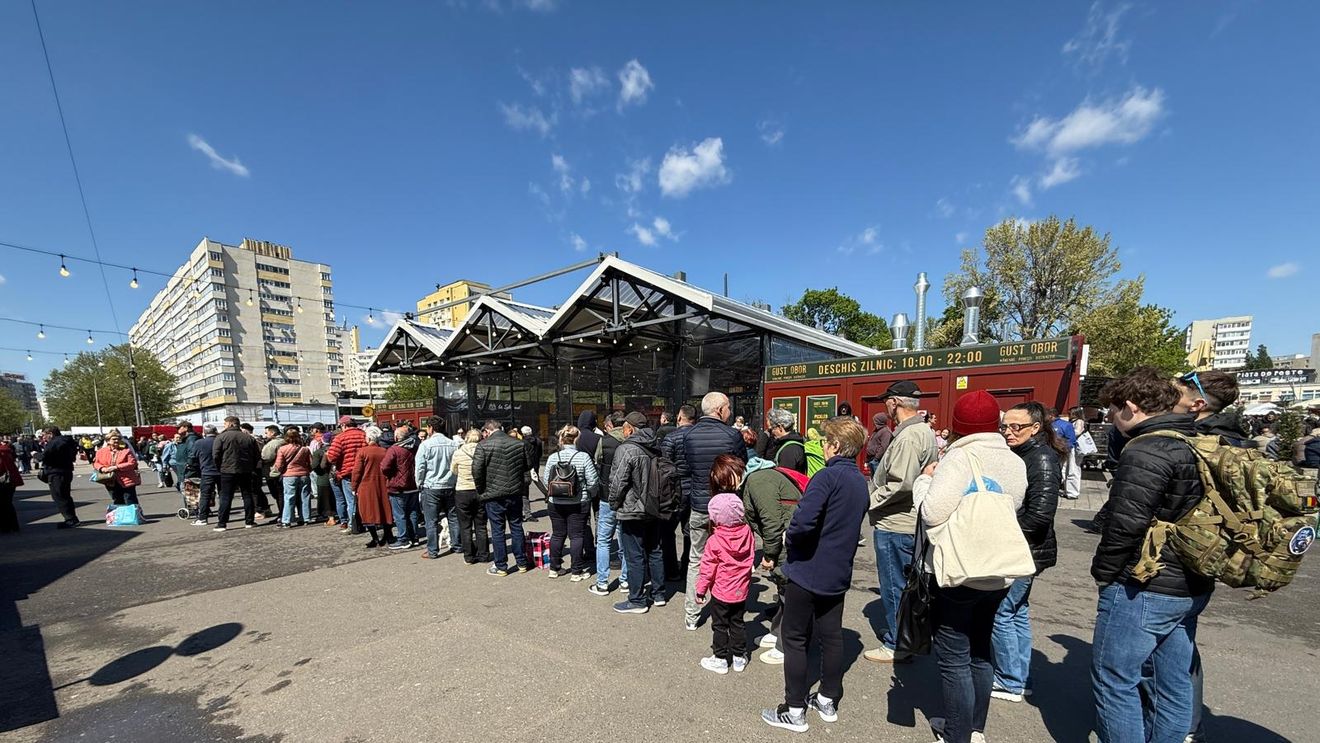 FOTO-VIDEO | Cozi uriașe la mici, de 1 Mai, în Piața Obor. Oamenii așteaptă zeci de minute pentru o porție / Un mic se vinde cu 6 lei, iar pentru extra-muștar se plătește 2 lei