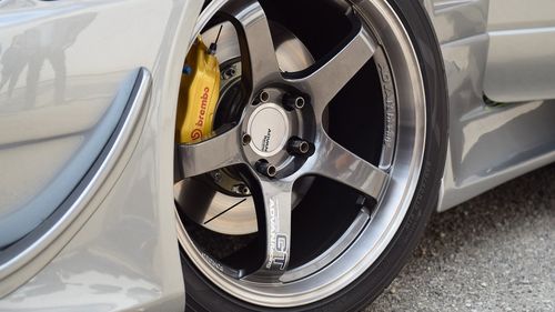 Nouă amenzi pentru șoferi care făceau drifturi, noaptea, în Poiana Brașov / Pentru ”derapaje controlate, în vederea întoarcerii şi rotirii autovehiculului” se dau amenzi între 580 și 725 de lei