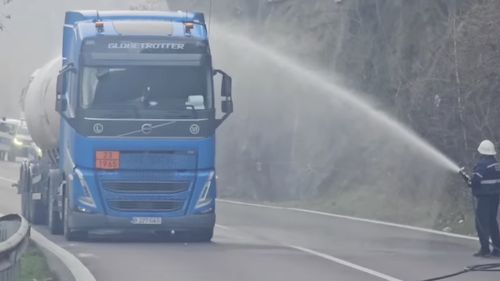 Se circulă din nou pe Valea Oltului / Traficul a fost blocat câteva ore, după ce s-a descoperit că o cisternă pierdea din încărcătură: gaz petrolier lichefiat