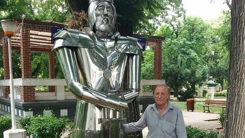Darth Vader sau Snoop Dogg? Stupoare pe net după apariția unei sculpturi a lui Mircea cel Bătrân în Giurgiu