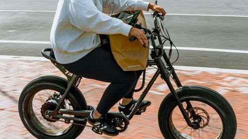 Un adolescent de 14 ani, prins când conducea în Bucureşti un moped pe care-l furase / Transporta un copil de 11 ani / Testele au indicat că ar fi consumat substanţe psihoactive