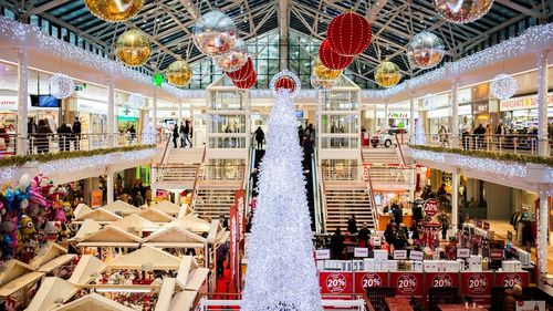 STUDIU: Cadourile și mâncarea se află în topul listei de cumpărături de sărbători pentru 79% dintre respondenți / 76% dintre români intenționează să-și reducă cheltuielile pentru Crăciun