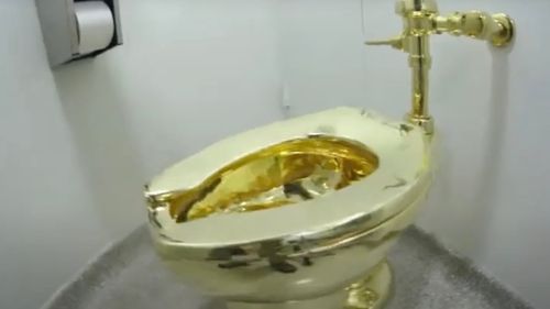 Doi bărbaţi au fost condamnaţi la închisoare în Marea Britanie pentru furtul unei toalete din aur / Intitulată ”America”, toaleta era estimată la 5,7 milioane de euro