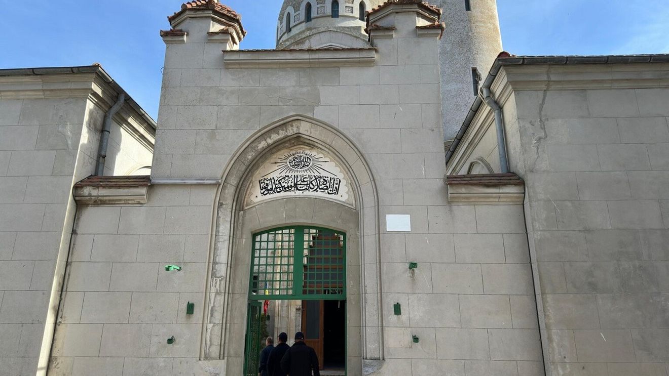 Ce găsesc în Constanța primii turiști străini sosiți în acest an, cu o navă de croazieră elvețiană: majoritatea monumentelor istorice și a clădirilor simbol din oraș sunt în paragină sau încă în reparații