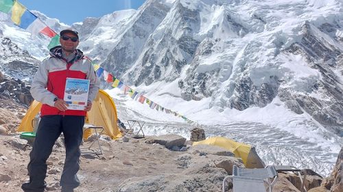 Sibianul care a escaladat Everestul, voluntar în școlile din Sibiu. Le vorbește copiilor despre munte și provocările lui