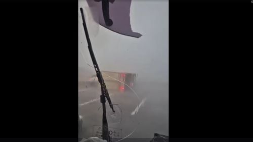 VIDEO Un șofer este surprins de tornadă în localitatea spaniolă Alcudia / Un camion se răstoarnă în fața lui / Zeci de morți în urma inundațiilor din Spania