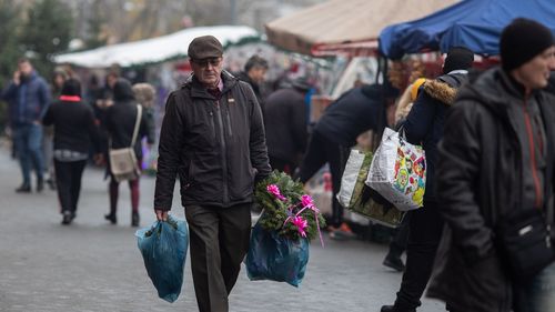 Peste 1,8 milioane de români îşi sărbătoresc duminică onomastica, cu ocazia Sfinţilor Constantin şi Elena