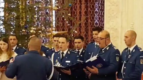 VIDEO Dragnea, colindat de jandarmi, la Palatul Parlamentului: „Nu plătiți colinda?”