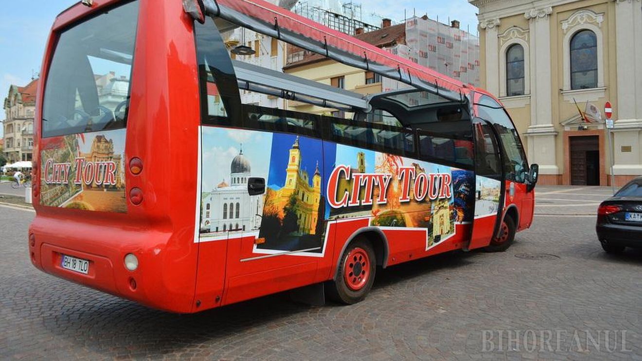 Autobuz turistic la dispoziția turiștilor, în Oradea / Călătorii trebuie să ţină cont de faptul că programul poate fi influenţat de condiţiile meteo