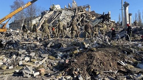 Scene de groază după atacul rusesc asupra bazei militare din Mykolaiv: Zeci de victime scoase dintre dărâmături