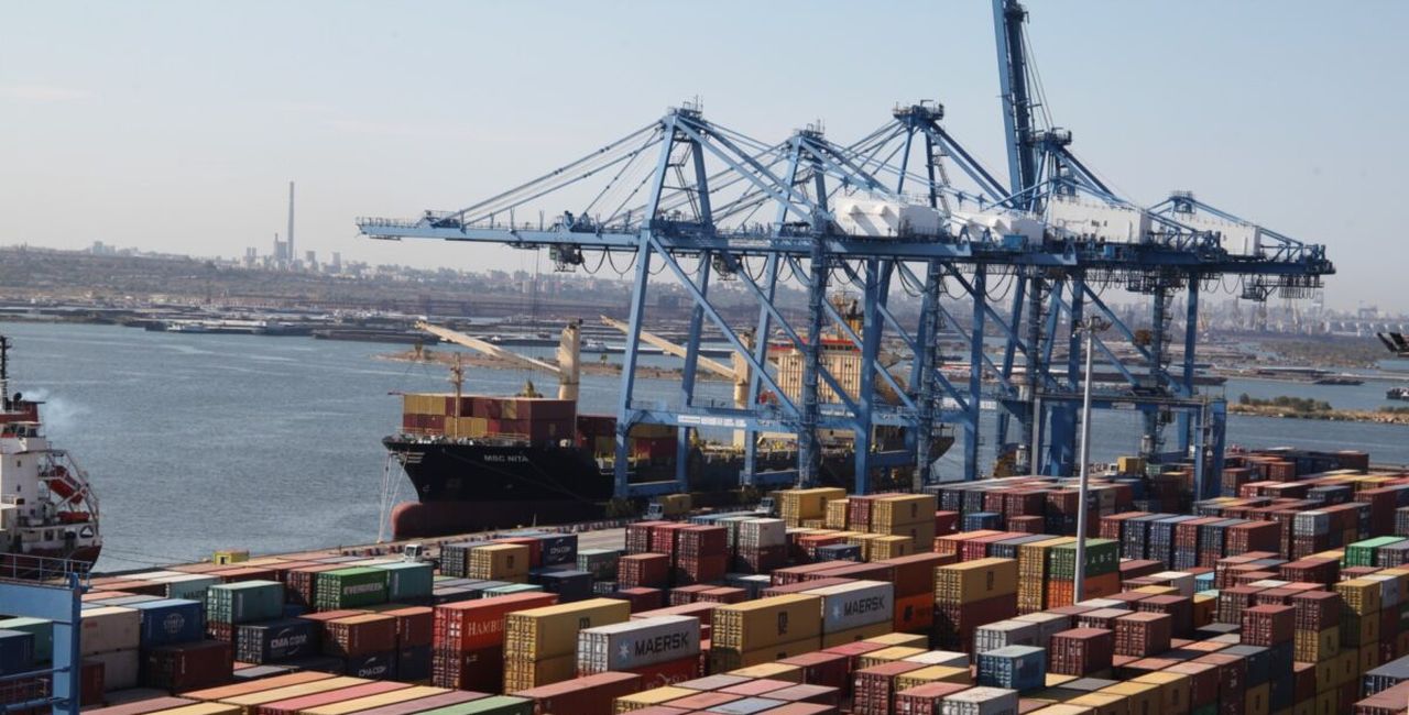 BREAKING Procurorii DIICOT ridică înscrisuri din Vama Constanța: Acuzații de evaziune fiscală, constituire de grup infracțional și contrabandă cu produse petroliere / Percheziții în 37 de locații / Rețea formată în jurul a două companii de export