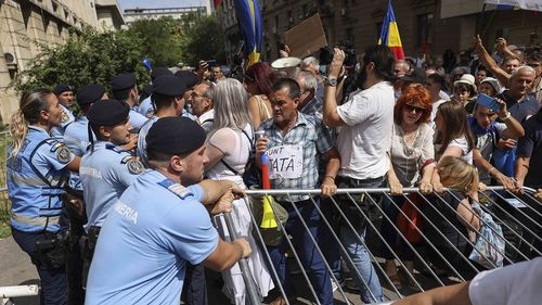 Jandarmeria: Mai mulți protestatari anti-vaccinare din fața Ministerului Sănătății au fost amendați pentru loviri și alte violențe