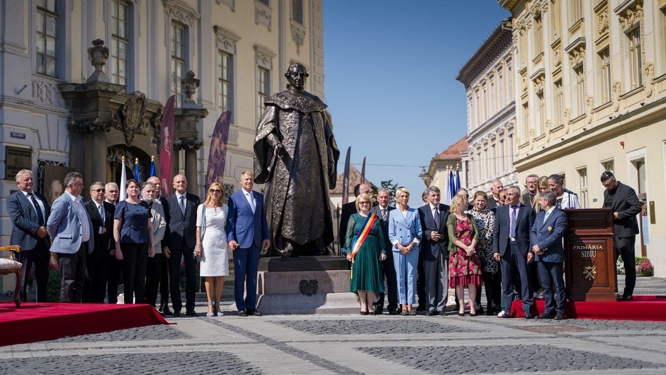 Iohannnis, la dezvelirea statuii lui Brukenthal în centrul Sibiului: La temelia bunei guvernanţe stau educaţia şi cultura