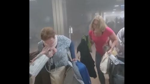 VIDEO Tavanul fals din Aeroportul Palermo s-a prăbușit, creând panică / Acoperișul aeroportului a fost avariat din cauza vânturilor puternice