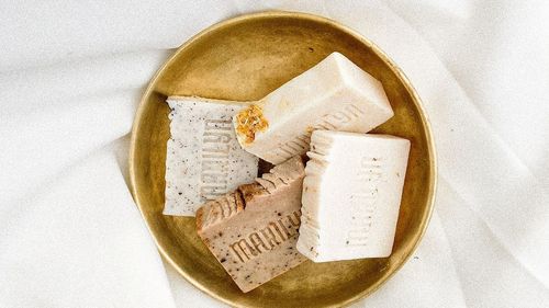 Antreprenor cu valoare adăugată: Marilyn Soap, rezultatul colaborării dintre o săpunăreasă pasionată și o arhitectă creativă/ O afacere de familie la care lucrează nora și soacra/ Săpunurile lor ar putea ajunge și în magazine din Suedia