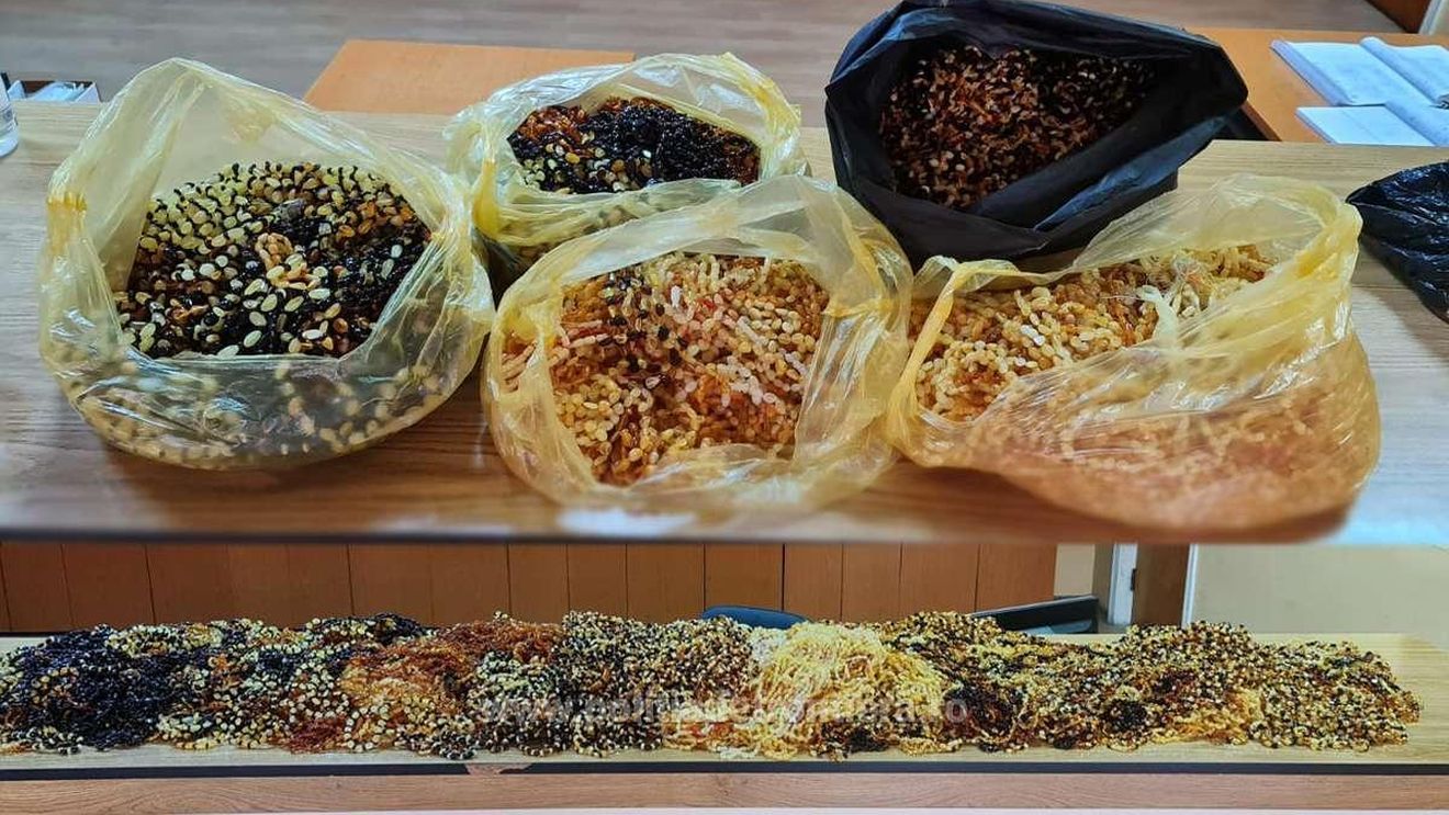 Peste 27 kg de chihlimbar ascunse în roata de rezervă, în portierele şi în bordul unui autoturism / Mașina înmatriculată în Bulgaria era condusă de un cetățean turc