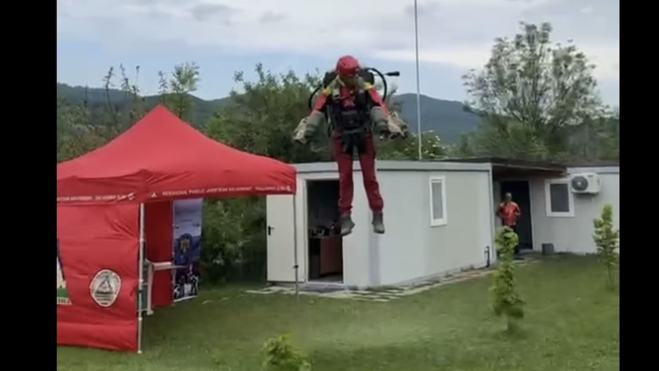 VIDEO Salvamontiștii au testat un rucsac zburător de 380.000 de lire. Un traseu de aproape 2 ore a fost făcut în doar 2 minute / ”Cursul care se face pentru a opera un astfel de aparat durează patru săptămâni”