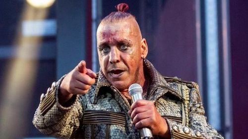 Solistul trupei germane Rammstein, acuzat că a recrutat tinere fane pentru sex