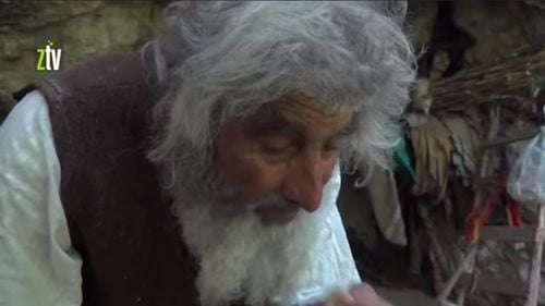 VIDEO Un bărbat care trăiește de 20 de ani într-o peșteră a mers să se vaccineze anti-COVID de-ndată ce a putut: „Virusul nu alege”