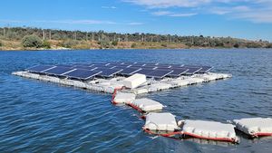 FOTO Un sistem fotovoltaic plutitor a fost pus în funcțiune, în premieră, în Portul Constanța
