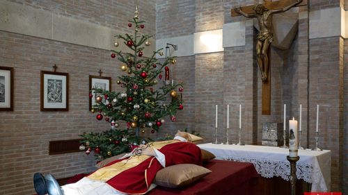 Vatican: Au fost difuzate primele fotografii cu trupul fostului papă Benedict al XVI-lea, care a încetat din viaţă sâmbătă la vârsta de 95 de ani