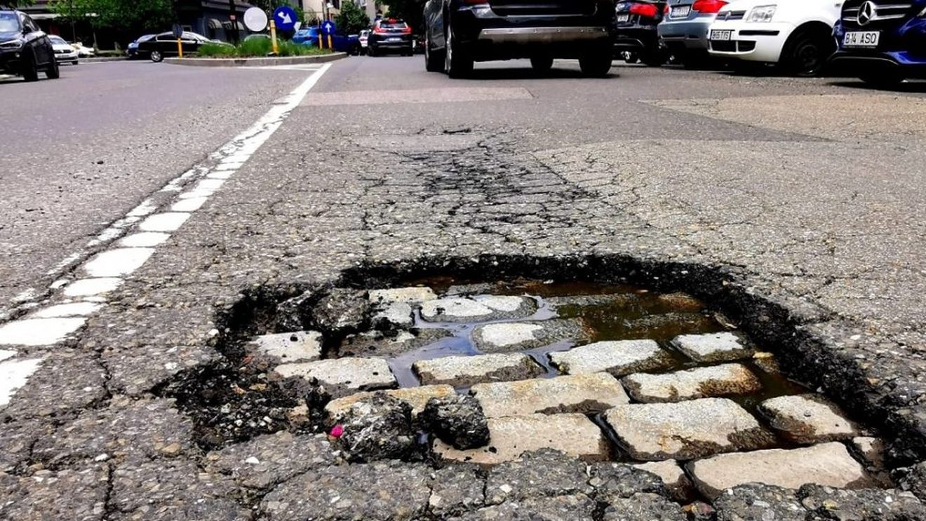 Primăria Capitalei anunţă că în a doua jumătate a lunii mai au fost reparate gropile pe 28 de artere, au fost trasate treceri de pietoni pe 41 de străzi şi au fost remediate deficienţele de semaforizare din 58 de intersecţii