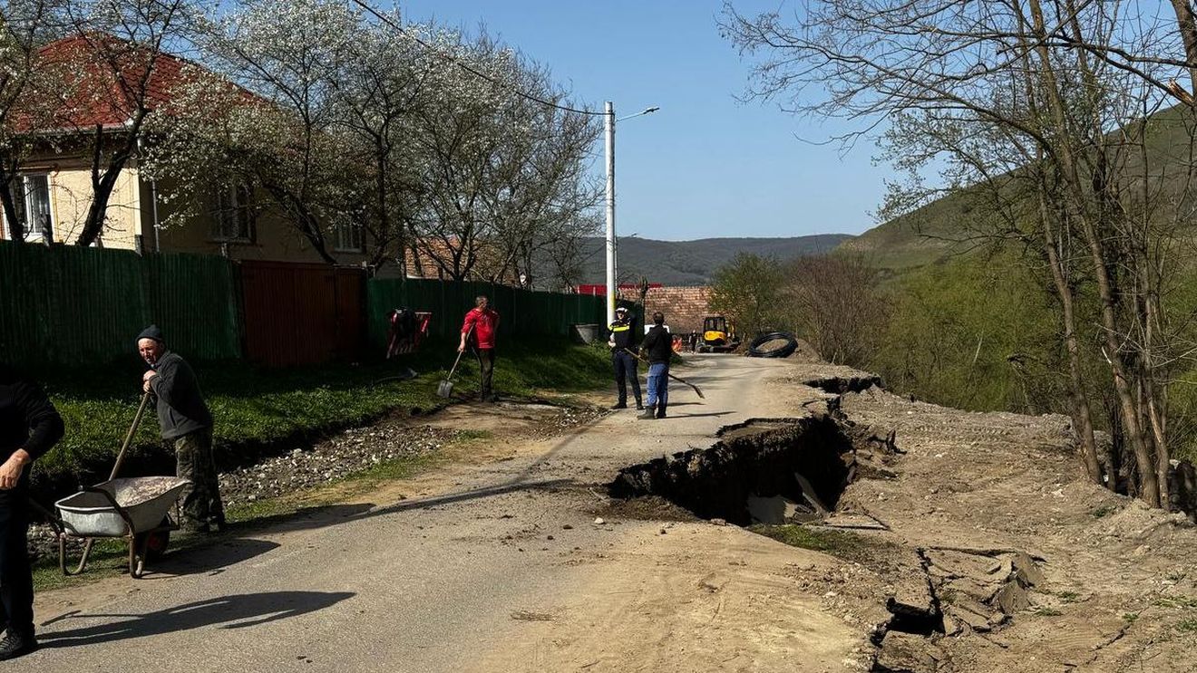 Alunecare de teren într-o localitate din județul Alba / Accesul autovehiculelor este restricționat pentru 56 de case din zonă / A fost afectată și conducta de apă care alimentează satul