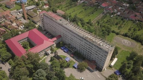 Spitalul Municipal din Caransebeș, cerere către DNA pentru finalizarea lucrărilor la ATI și Ginecologie / Lucrările sunt oprite de anchetatori / Noul managerul promite că nu se va mai lucra cu aceeași firmă implicată în anchetă