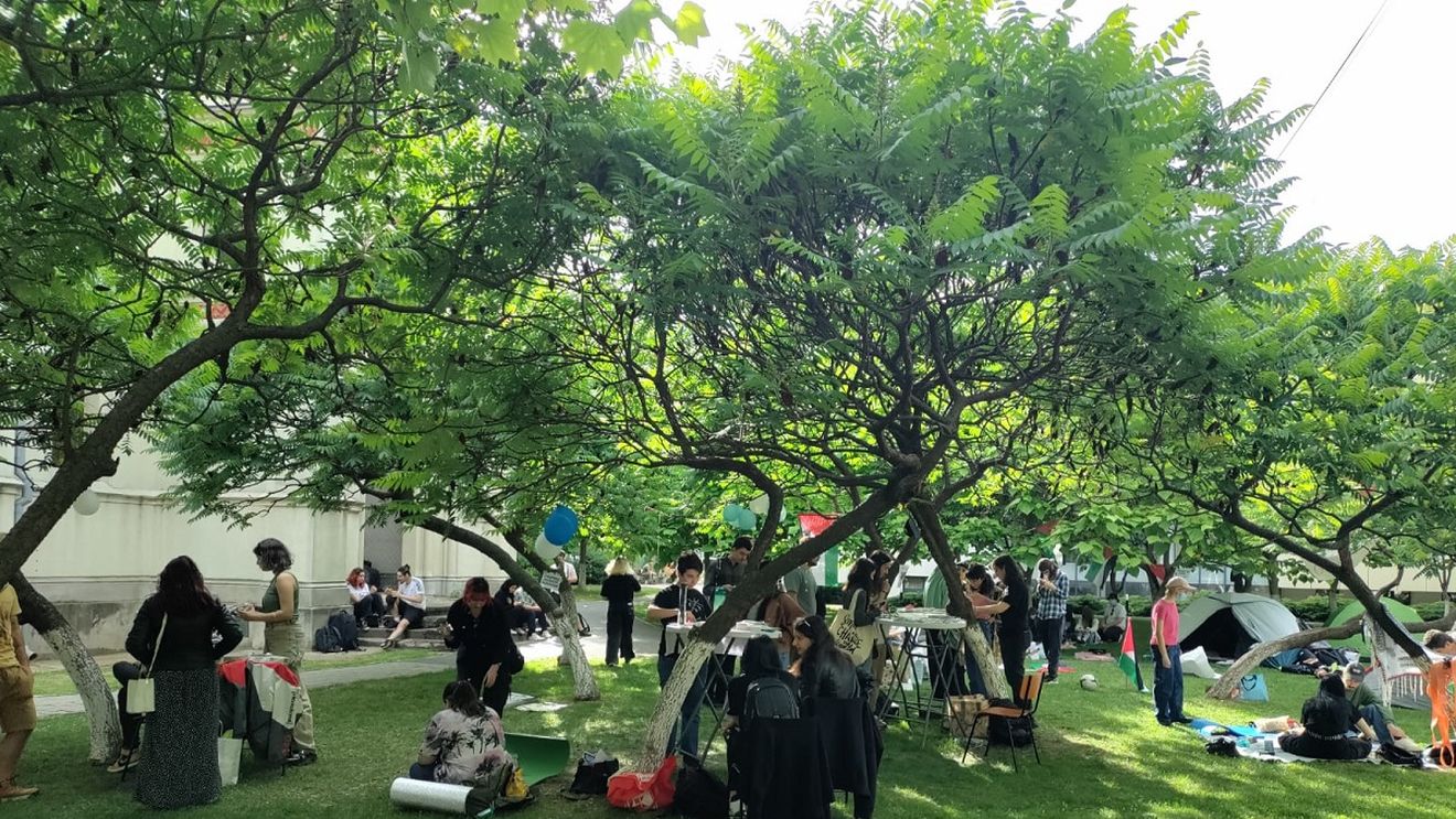 VIDEO&FOTO Activiști pro-Palestina și anti-Israel au montat corturi într-un campus al Universității București / Activiștii folosesc pe rețelele sociale sloganul ”De la râu la mare”, considerat antisemit / Universitatea anunță că are doar doi studenți palestinieni