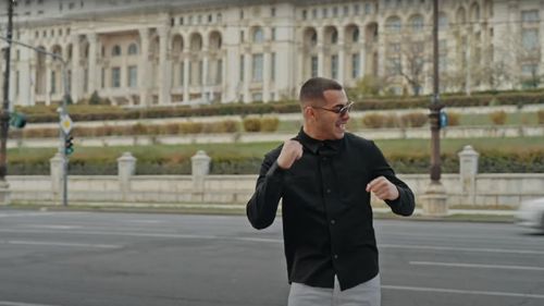 VIDEO A doua manea pro-Ciucă și PNL, cântată de Gheboasa / Artistul e trimis în judecată într-un dosar de deținere de droguri de risc, pentru consum propriu, și a fost amendat de Jandarmerie în 2023 pentru versurile controversate