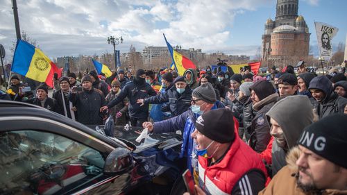 Mașina unui senator PSD, vandalizată de protestatari/ Simion: Cei din mașină au făcut semne obscene pentru a incita