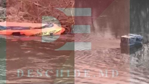 Polițiștii din Moldova au găsit colete cu țigări de contrabandă plutind pe Prut, iar cei din România o barcă naufragiată