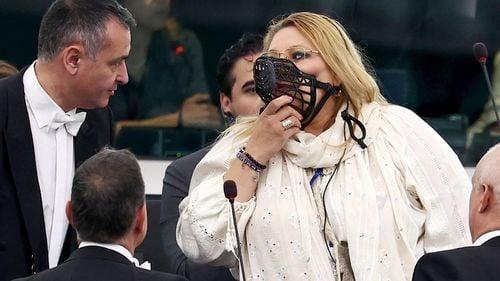 VIDEO Diana Șoșoacă a fost dată afară din plenul Parlamentului European / Metsola: “De câți colegi e nevoie pentru a fi escortată din sală? Cred că ați vorbit destul”