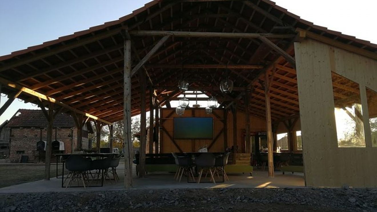 Colțuri neștiute din România: O șură veche de 100 de ani din Banat a fost transformată într-un loc de picnic pentru turiști