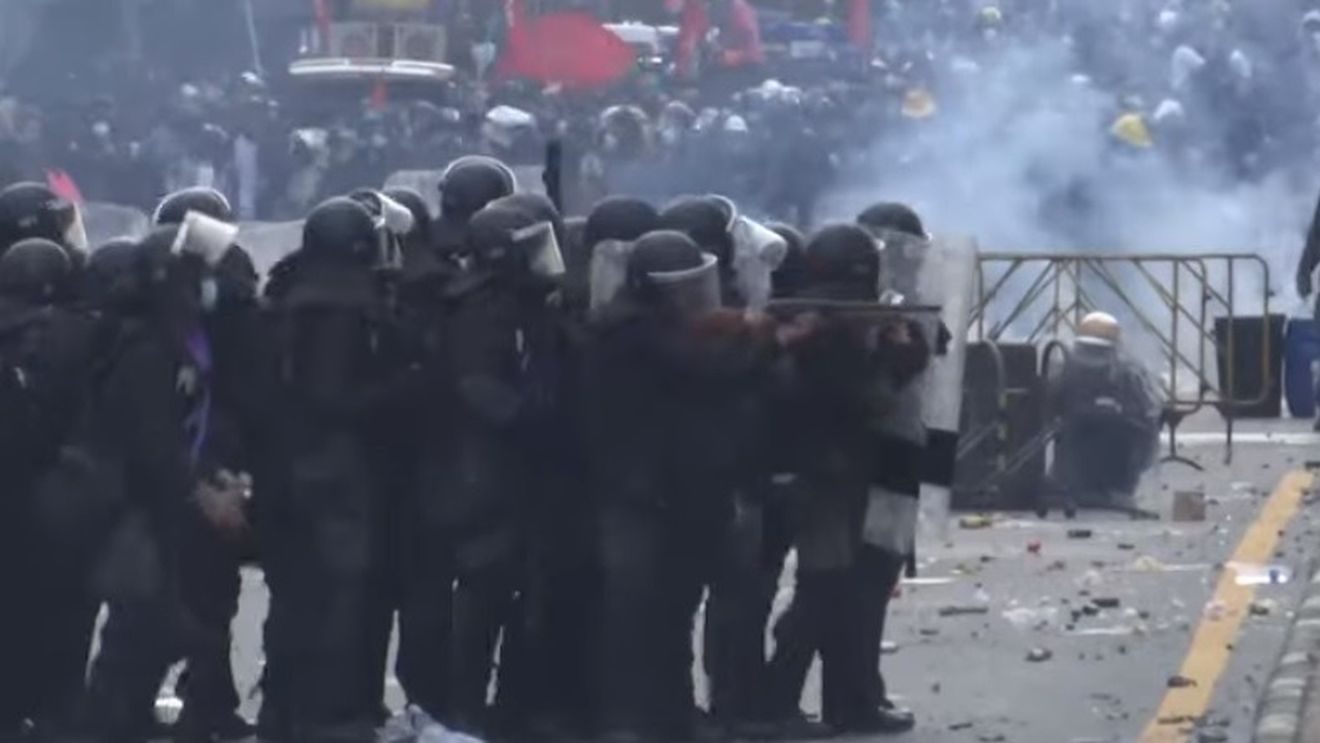 Thailanda: Autoritățile au curmat violent, cu gaze lacrimogene, tunuri cu apă şi gloanţe de cauciuc, un protest împotriva premierului