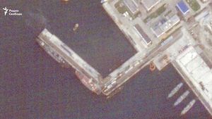 Imagini din satelit ale golfului Novorossiisk arată pagubele produse la dana de acostare a submarinului rusesc pe care Ucraina susține că l-a deteriorat grav