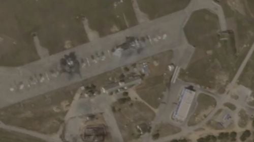 Imagini din satelit arată avioane rusești și o clădire distruse la baza aeriană Belbek din Crimeea