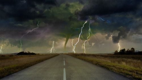 Cod portocaliu de furtună în localităţi din cinci judeţe, sâmbătă seara