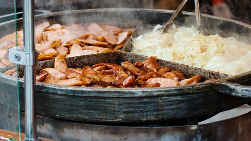 Sute de frigărui din carne de câine, confiscate în Bali / Zona turistică a interzis comerțul cu satay anul trecut