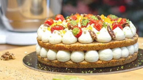 Tort pentru Sf. Andrei, cu blat de nucă, cremă de brânză și insert de mere caramelizate/ Gust de sezon, de mere, scorțișoare și lămâie, după rețeta lui chef Bontea