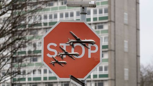 O operă de artă realizată de Banksy pe un indicator rutier din Londra a fost furată la scurt timp după ce cunoscutul artist stradal a revendicat-o