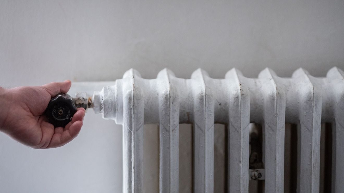 Primarul din Vâlcea anunţă că dă liber la debranşări în urma scandalului facturilor mari la căldură: Ne obligă şi Uniunea Europeană ca până în iulie să renunţăm cu totul la subvenţie. Am renunţat la 100 de lei să mai dăm ca să ne acoperim plata pe care o avem să o dăm CET-ului şi atunci preţul a crescut