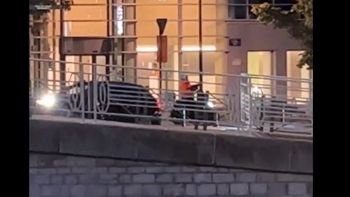 UPDATE În schimbul de focuri din capitala Belgiei au fost implicați doi bărbați cu cagule pe față, înarmați cu arme Kalașnikov / Autorii atacului au fugit într-o stație de metrou și este posibil să se ascundă în tuneluri / Poliția cercetează zona