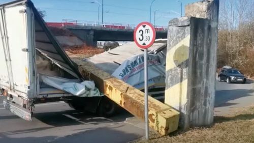 FOTO Limitator de înălțime, căzut peste un TIR, în Brașov / Șoferul nu a fost rănit