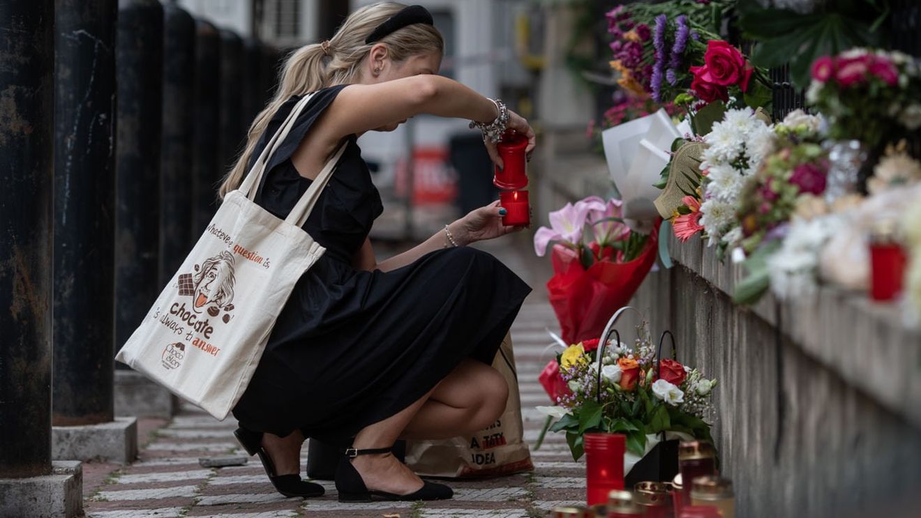 GALERIE FOTO Omagii pentru Regină. Românii au lăsat flori, lumânări și mesaje la Ambasada Marii Britanii în București, în semn de respect și prețuire pentru Elisabeta a II-a, cel mai longeviv monarh al Regatului