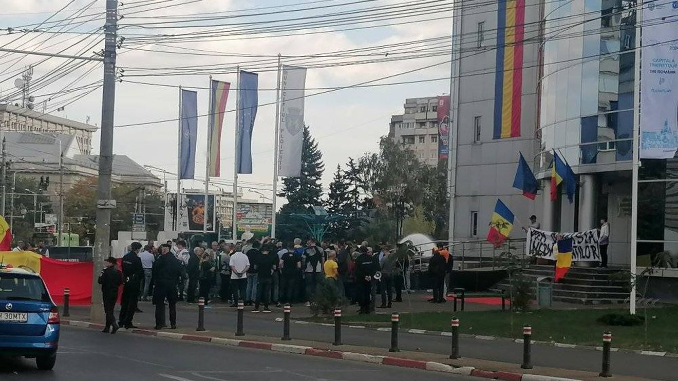 VIDEO Ploieștenii protestează din nou în stradă / Apa caldă a fost întreruptă de mai bine de două luni