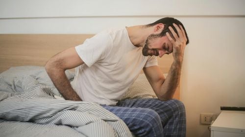 De ce durerile de cap și greața după consumul de alcool pot fi mai mult decât o simplă mahmureală